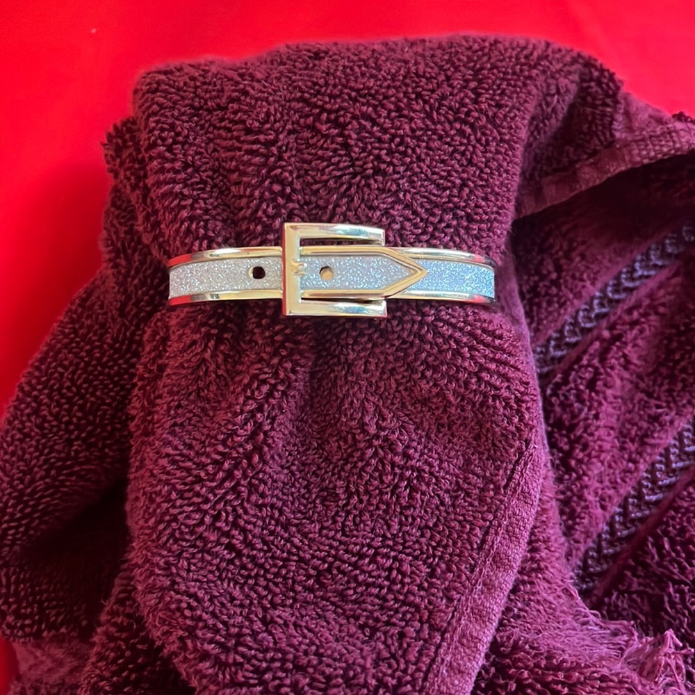 Bracelet-Gold tone belt style clasp with sparkles